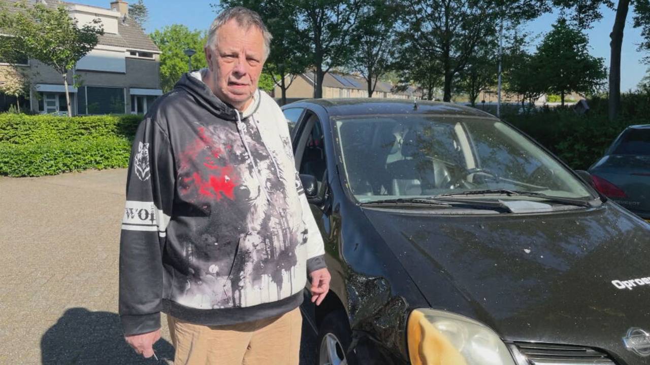 Lowie Vermeulen en zijn geredde auto (foto: Raymond Merkx).