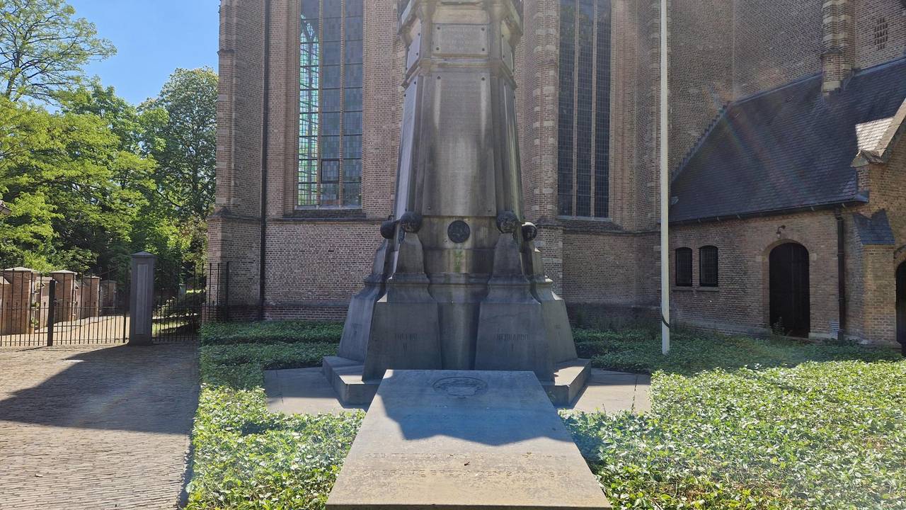 Het citadelmonument voor de kerk in Ginneken met het graf van Chasse (foto: Henk van Ingen/Omroep Brabant).