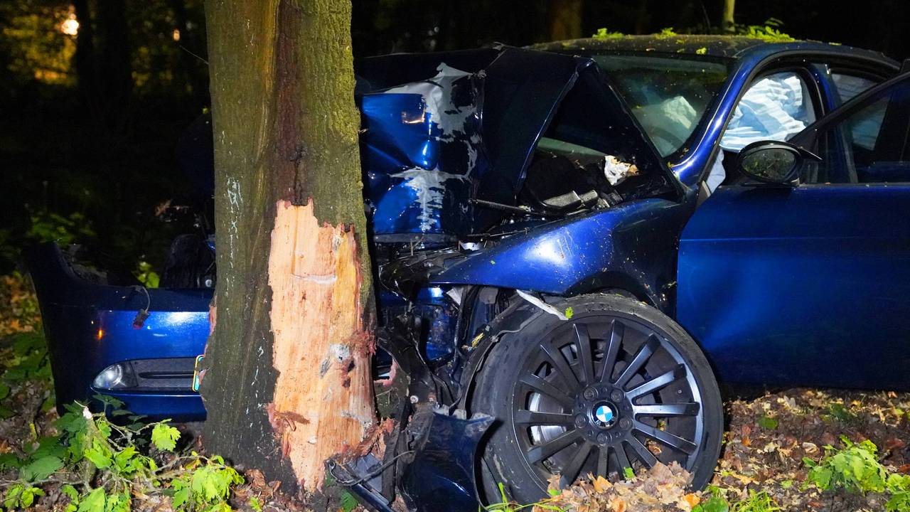 Twee gewonden na frontale botsing tegen boom.