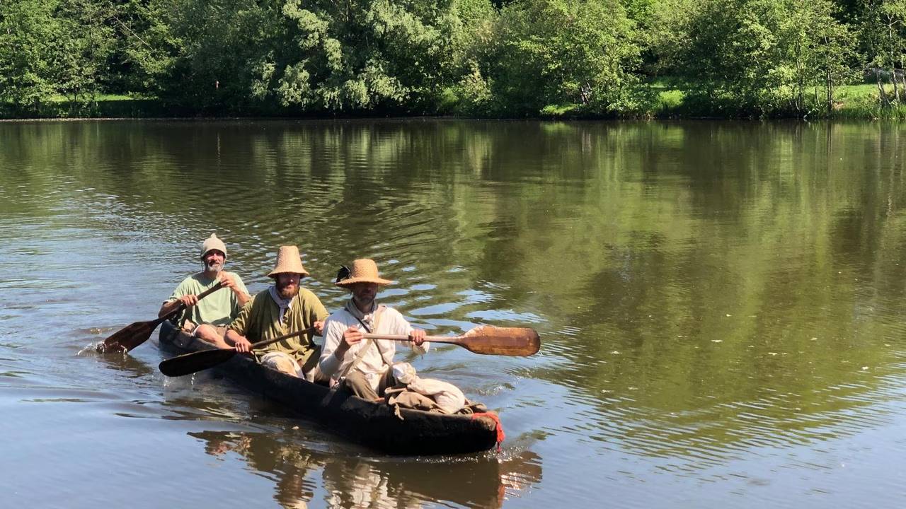 De mannen in hun zelf uitgeholde prehistorische kano (foto: Studio040).