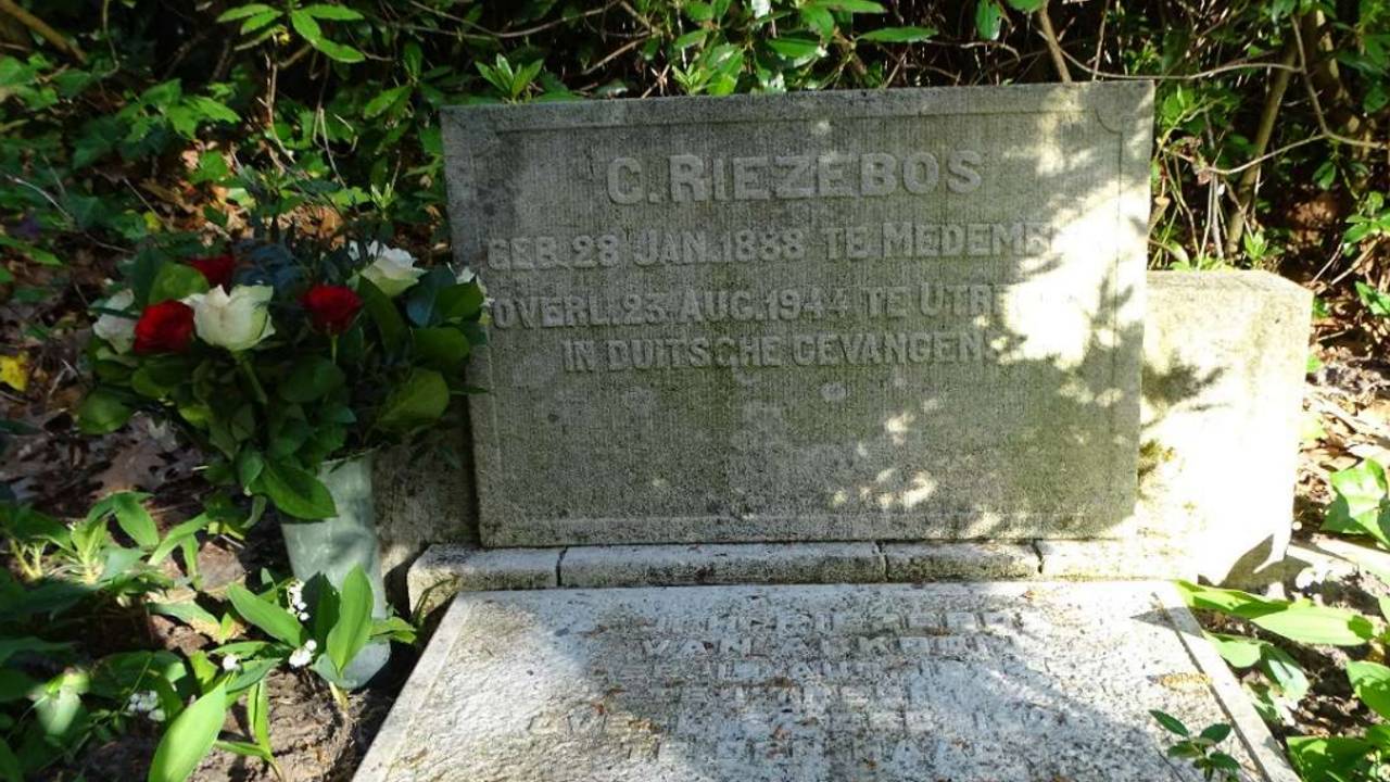 Het grafmonument van Riezebos wordt inmiddels onderhouden (foto: Stichting Vrienden van Begraafplaats De Bieberg).
