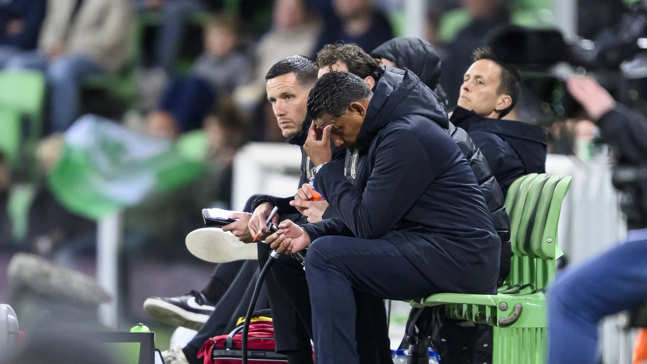 Henk Fraser op de bank tijdens het duel tegen Groningen (foto: ANP).