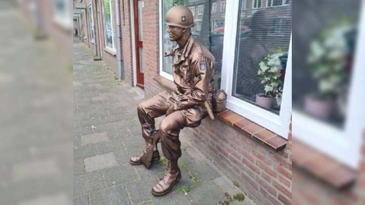 Het gestolen beeld werd zittend op een vensterbank gevonden (foto:Angela Vermeulen)