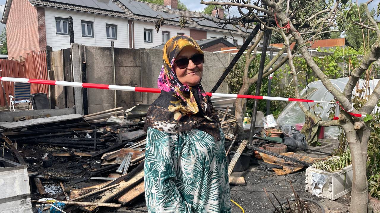 Medine in haar vernielde tuin (foto: René van Hoof).