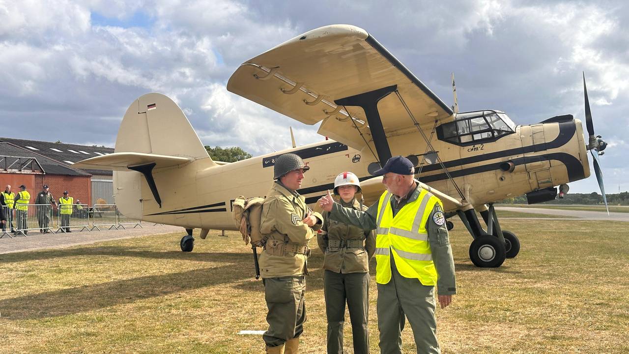 De hele dag wordt gevlogen met historische vliegtuigen (foto: Omroep Brabant).