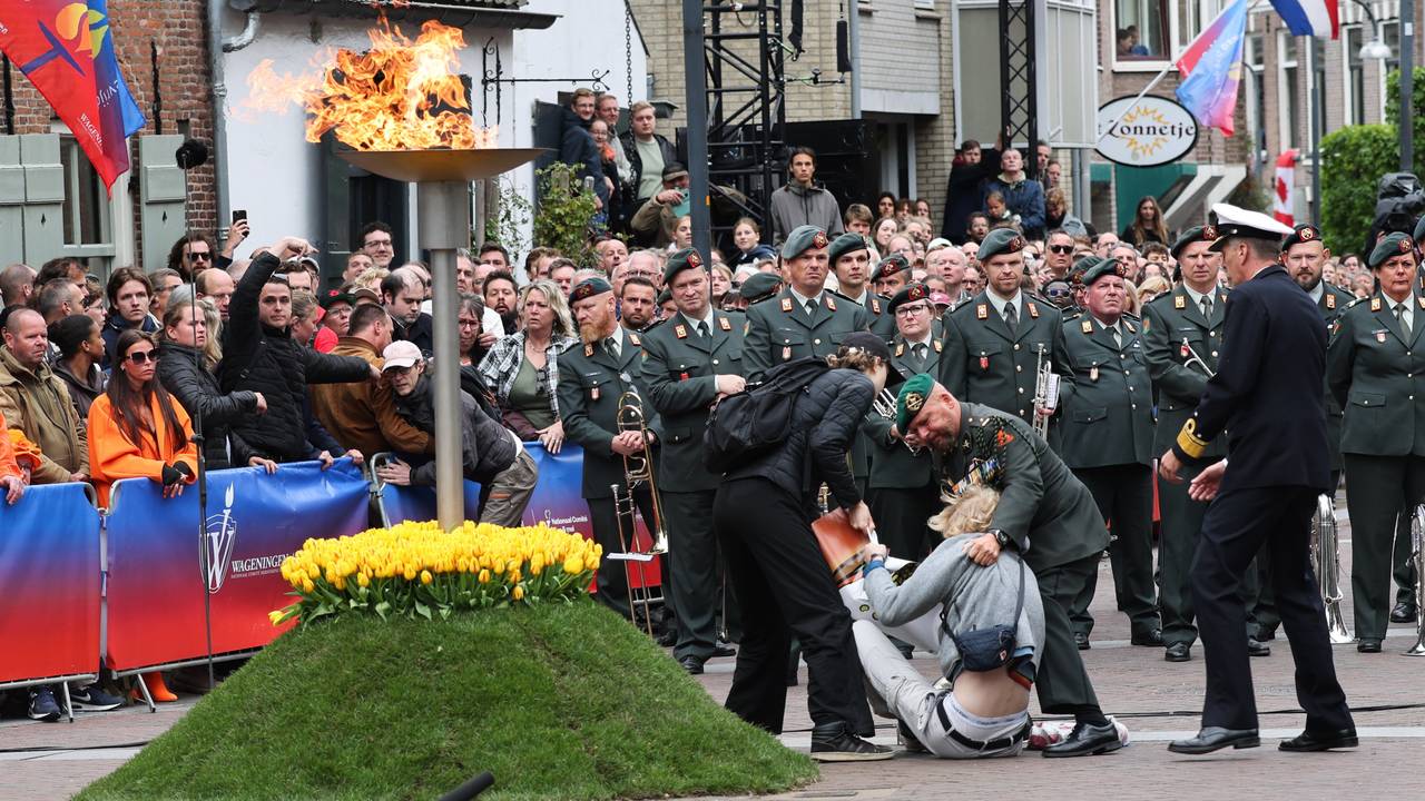 Marco Kroon had de demonstrant al vast voor de veiligheidsmensen er waren (foto: ANP).