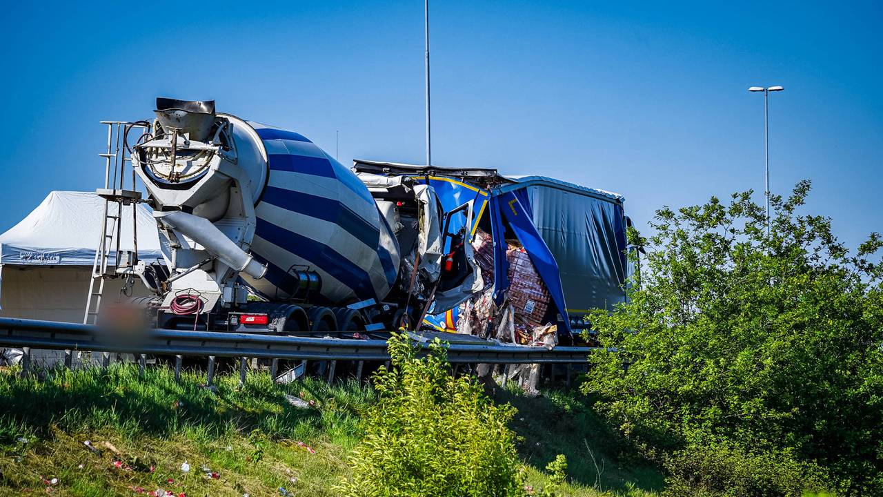 Man overleden bij botsing tussen betonmixer en vrachtwagen.