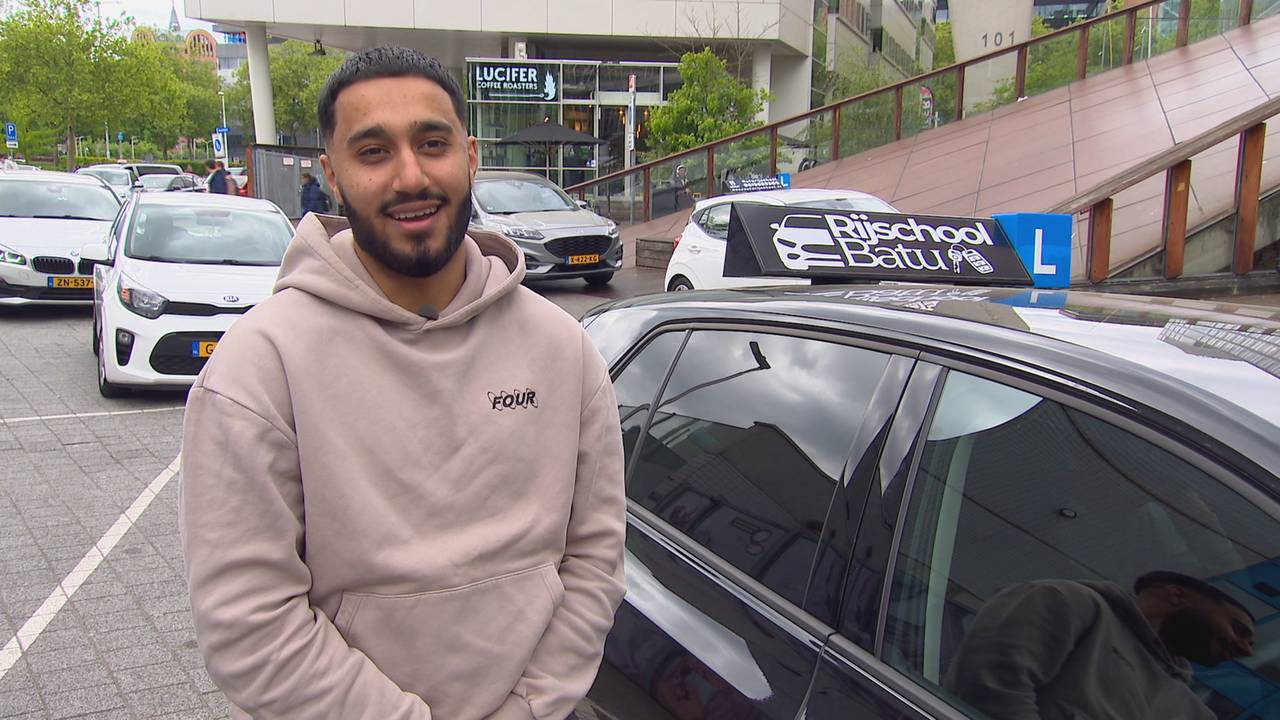 Rijschoolhouder Batu Vurgun is een hit op TikTok (beeld: Omroep Brabant).