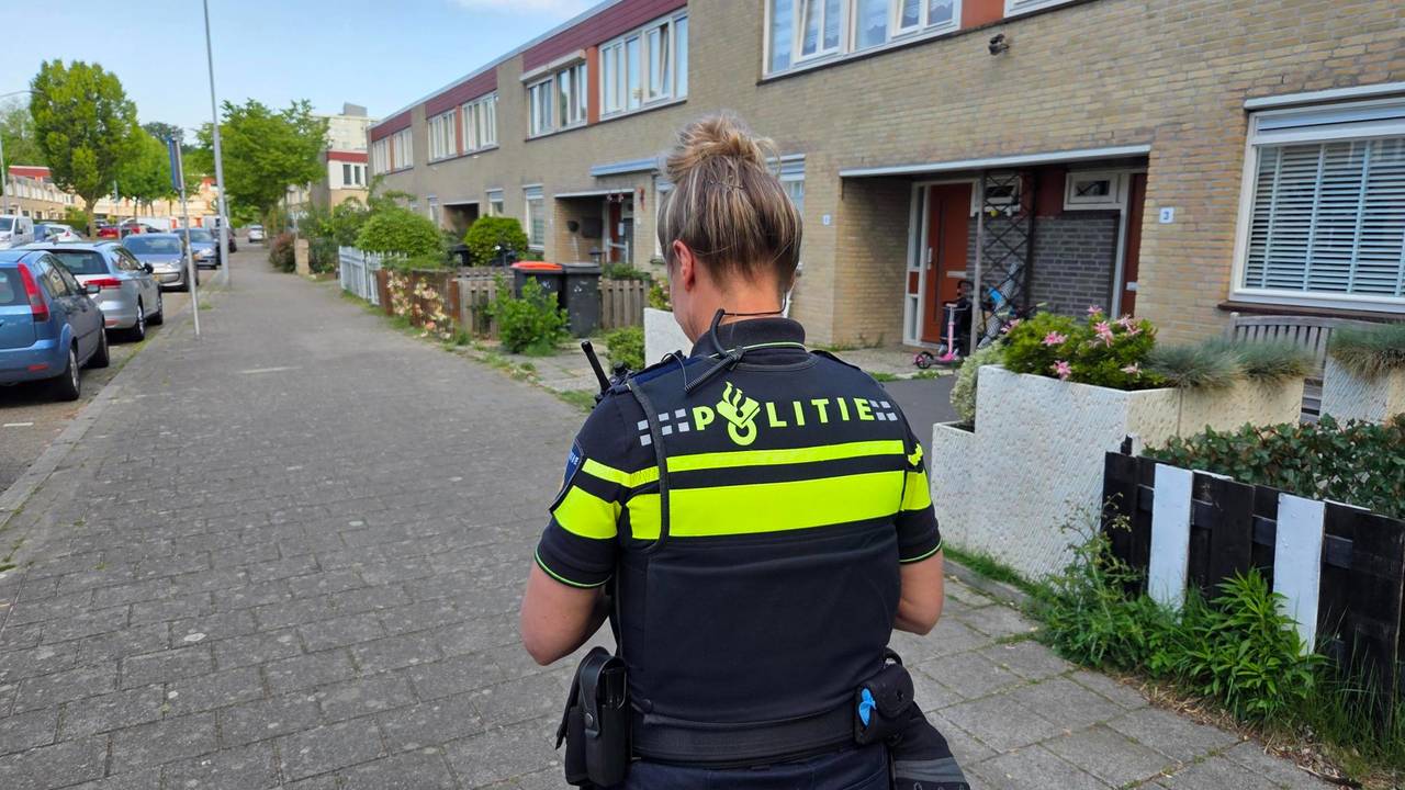 Politie doet donderdag onderzoek aan de Korenaar (foto: Noël van Hooft).