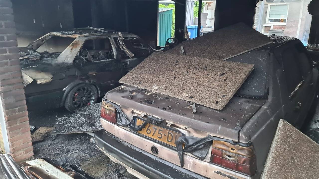 De afgebrande auto's (foto: Roberto van Dinther)