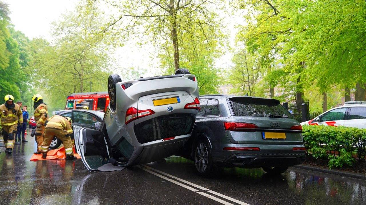 Auto over de kop (foto: Bart Meesters/ Persbureau heitink).