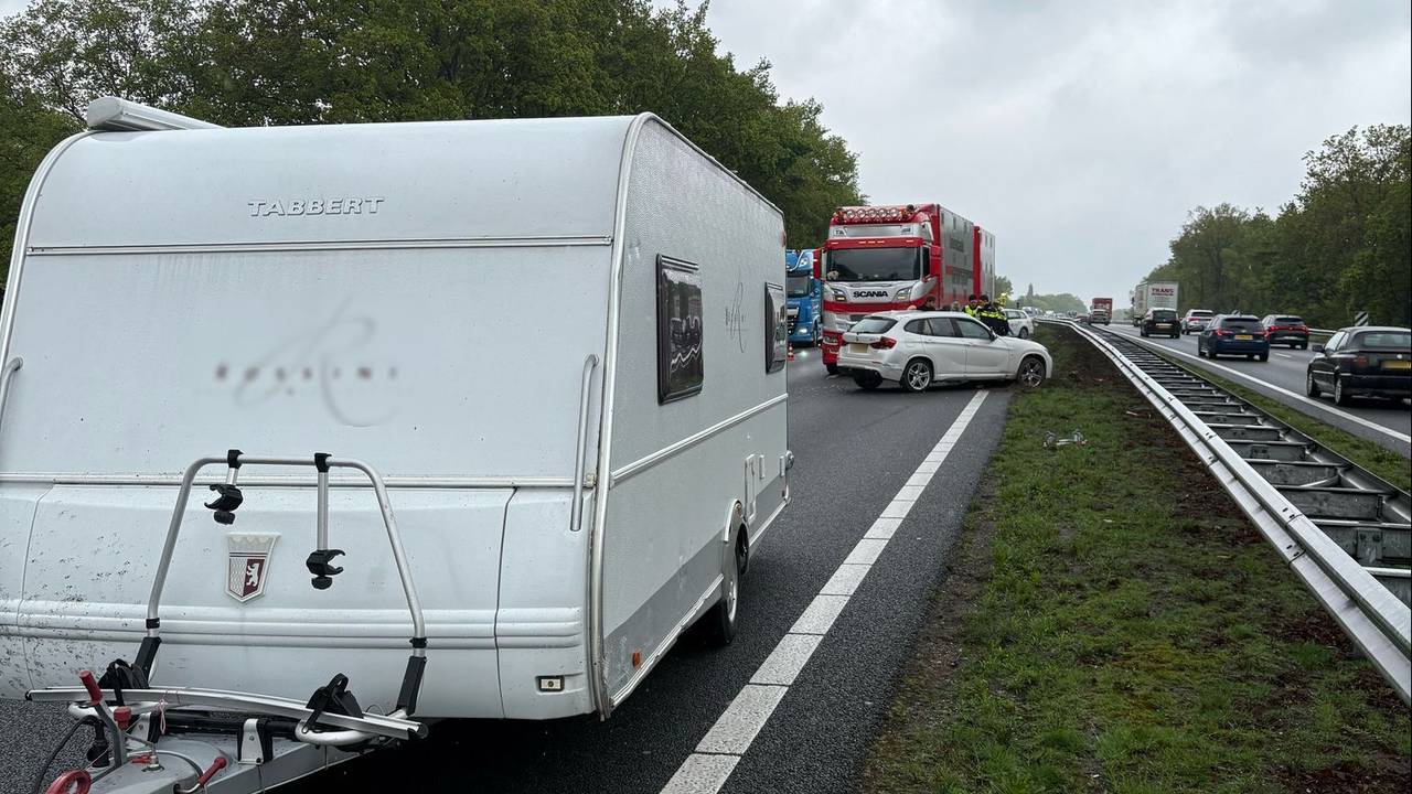 Bijna een uur vertraging op de A2 na ongeval met vrachtwagen en caravan.