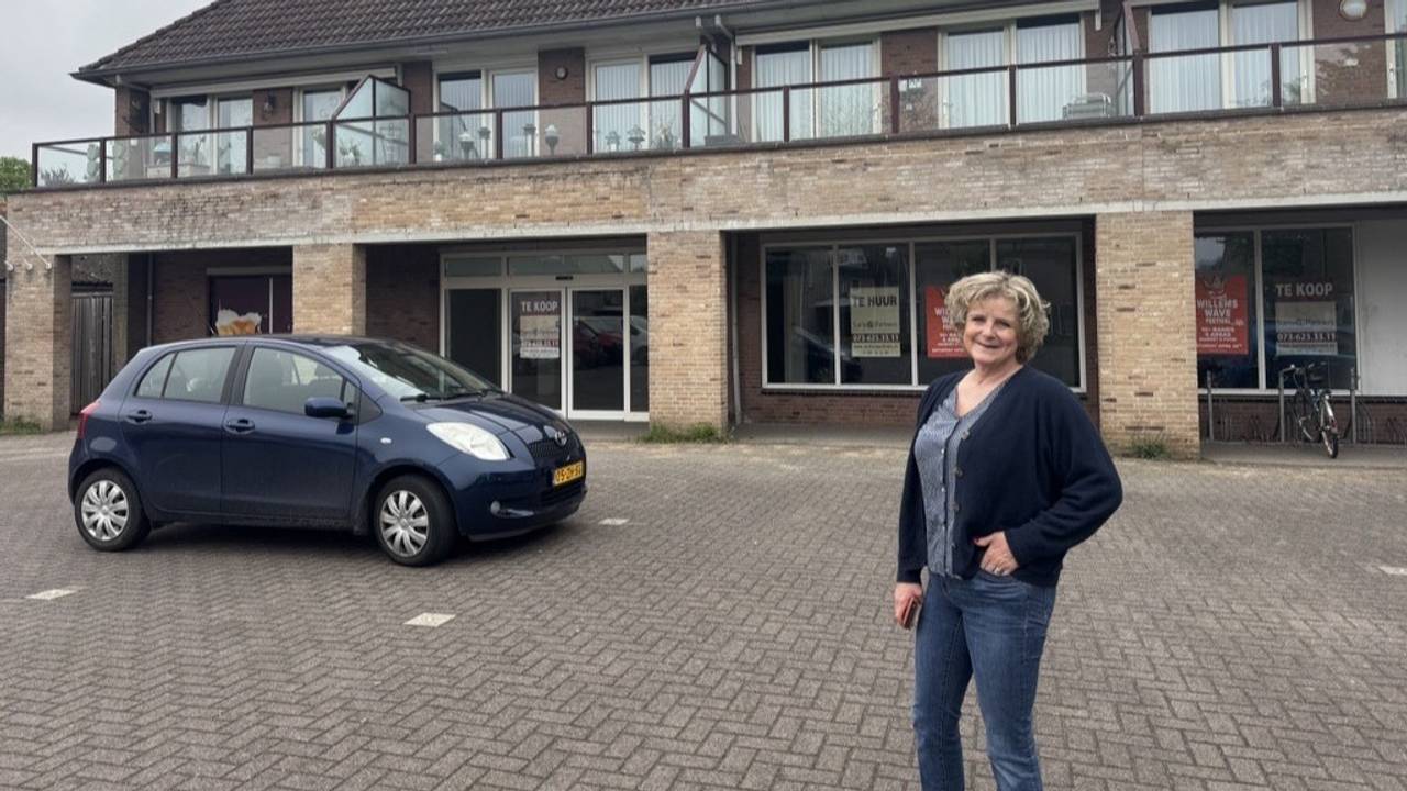 Jolanda voor de leegstaande winkel (foto: Lav Lukac).