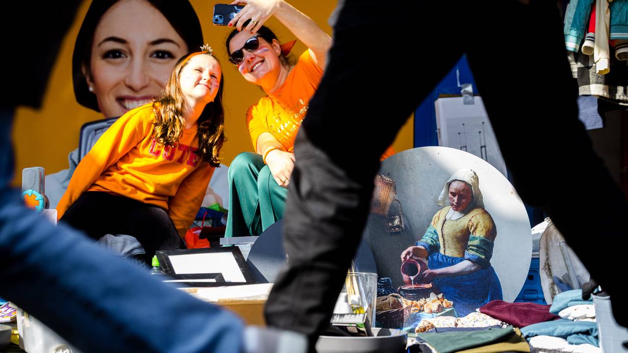 Genietend van de zon in Veldhoven (foto: Rob Engelaar/ANP).