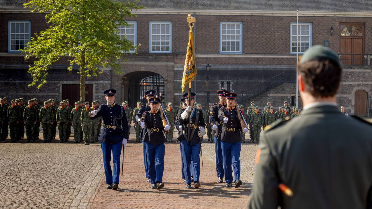 De Buitengewone Vlaggenparade op het militaire terrein (foto: Ministerie van Defensie).