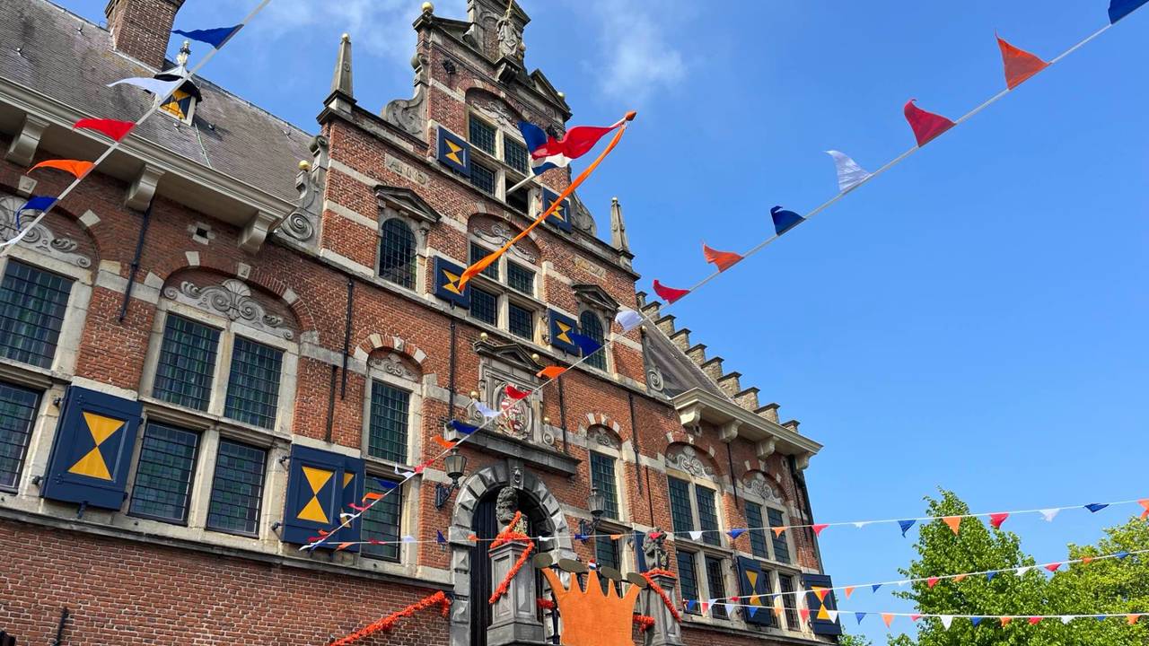 Versierd stadhuis in Klundert (foto: Floortje Steigenga).