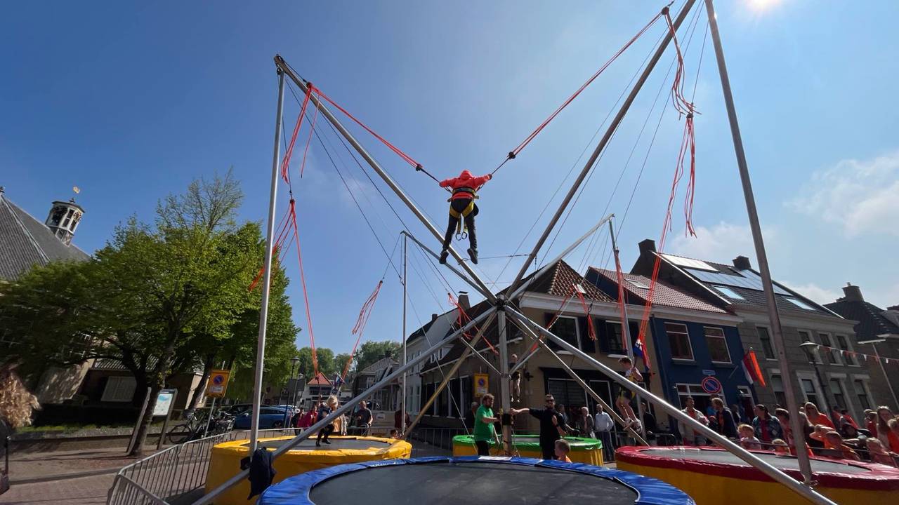 Trampolines op de markt in Klundert (foto: Floortje Steigenga).