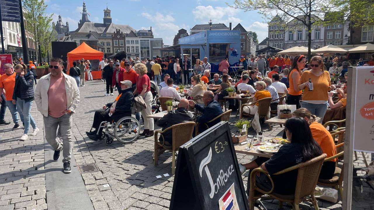 De terrassen stromen vol in Den Bosch (foto: Hans Janssen).
