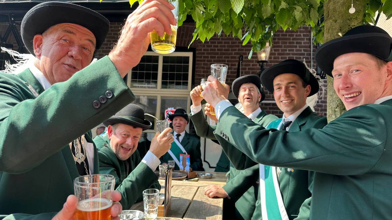 Genieten op het terras in Deurne (foto: Floortje Steigenga).