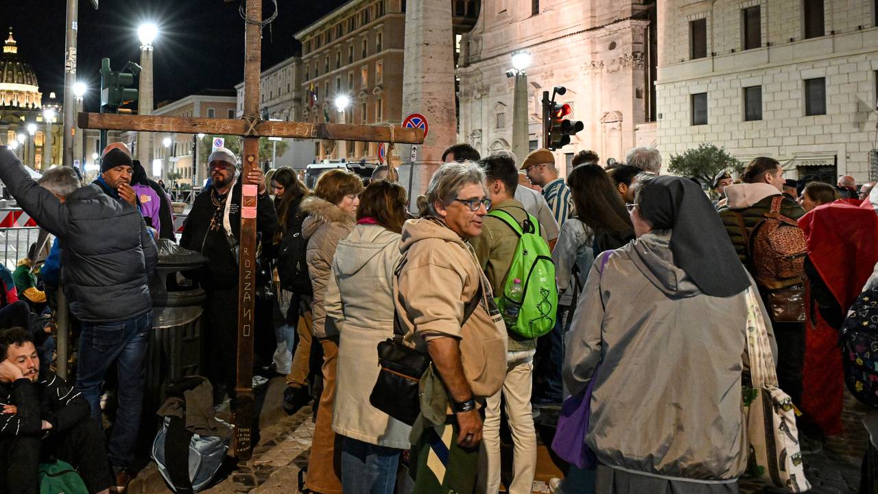 Mensen wachten de hele nacht voor het Sint-Pietersplein (foto: Roberto Ramaccia/ ANP).