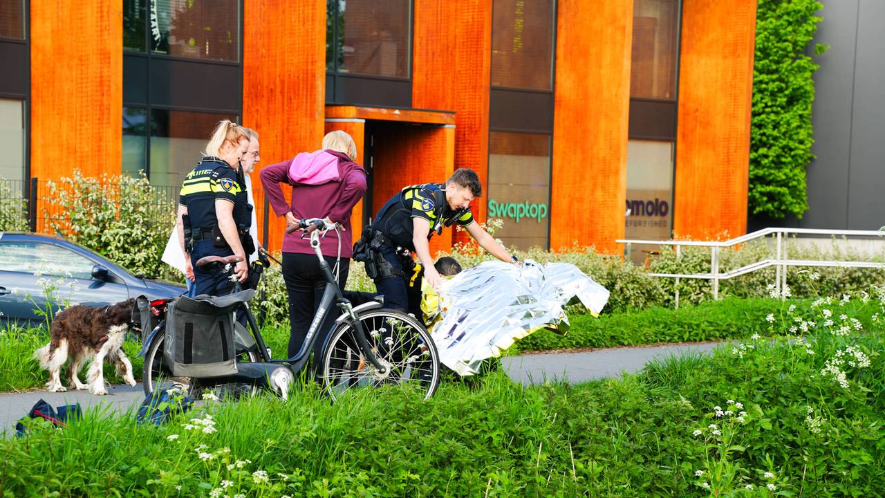 De man krijgt een warmtedeken om (foto: Erik Haverhals/ Persbureau Heitink).