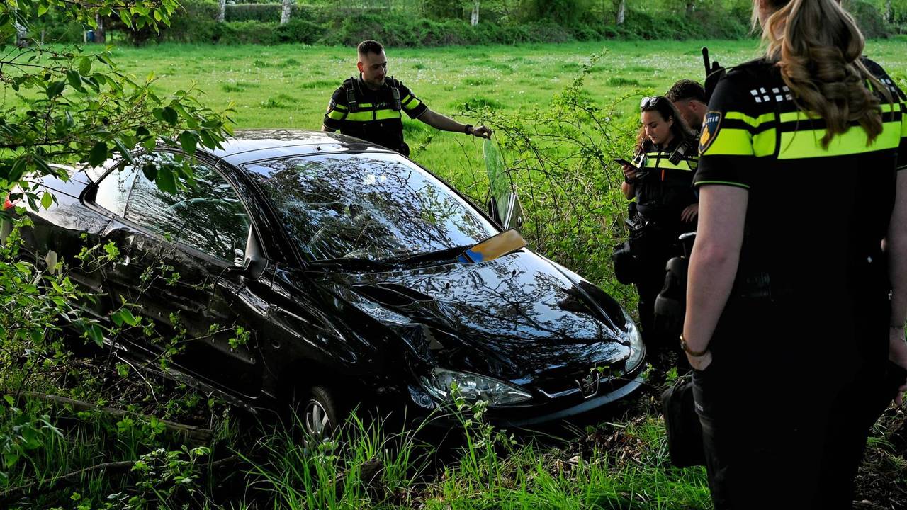 De auto kwam uiteindelijk tot stilstand in de berm (foto: Toby de Kort/Persbureau Heitink).