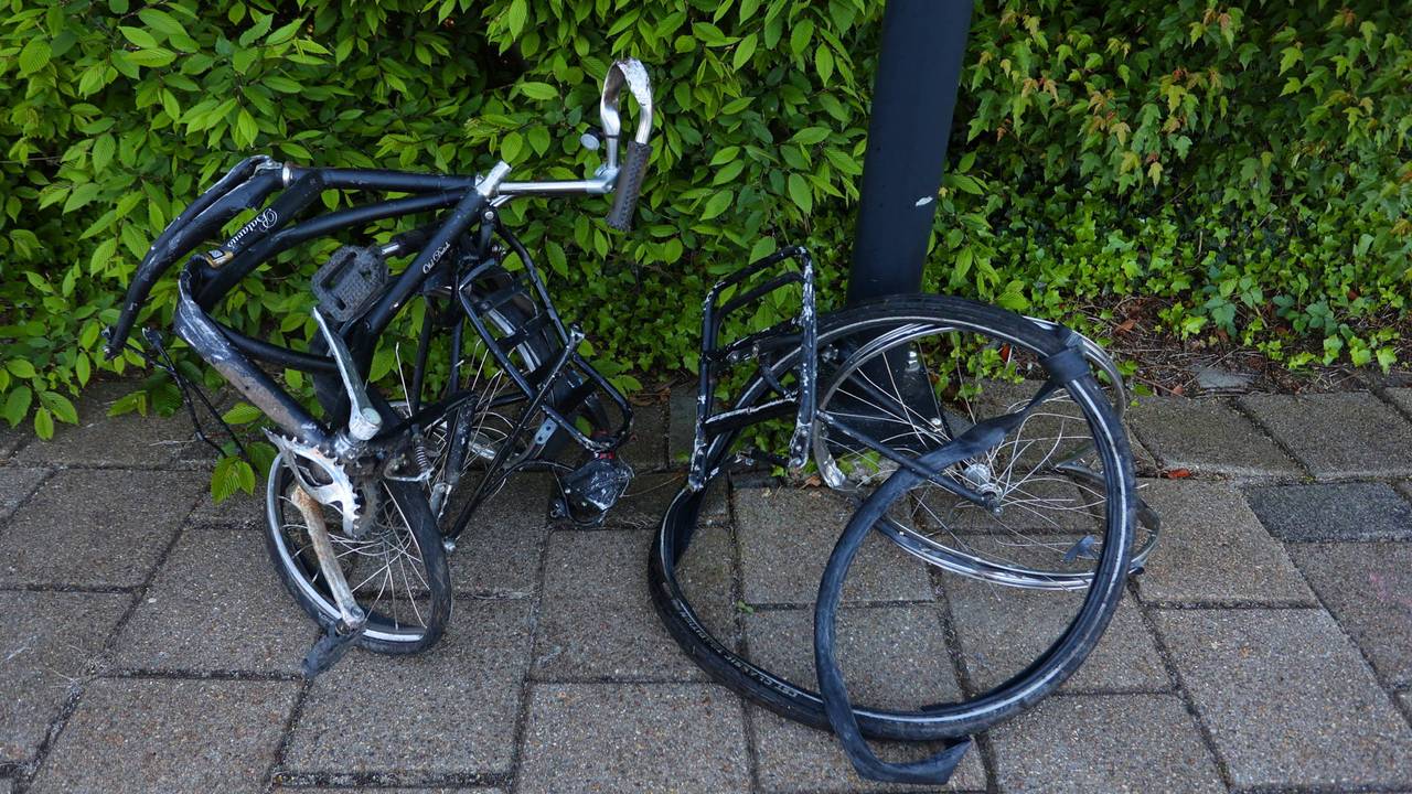 De fiets na de aanrijding (foto: Bart Meesters/Persbureau Heitink).