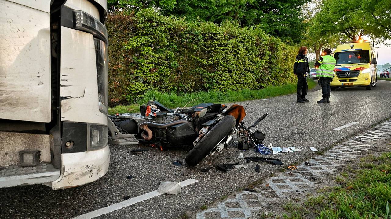 Motorrijder gewond na botsing met vrachtwagen.