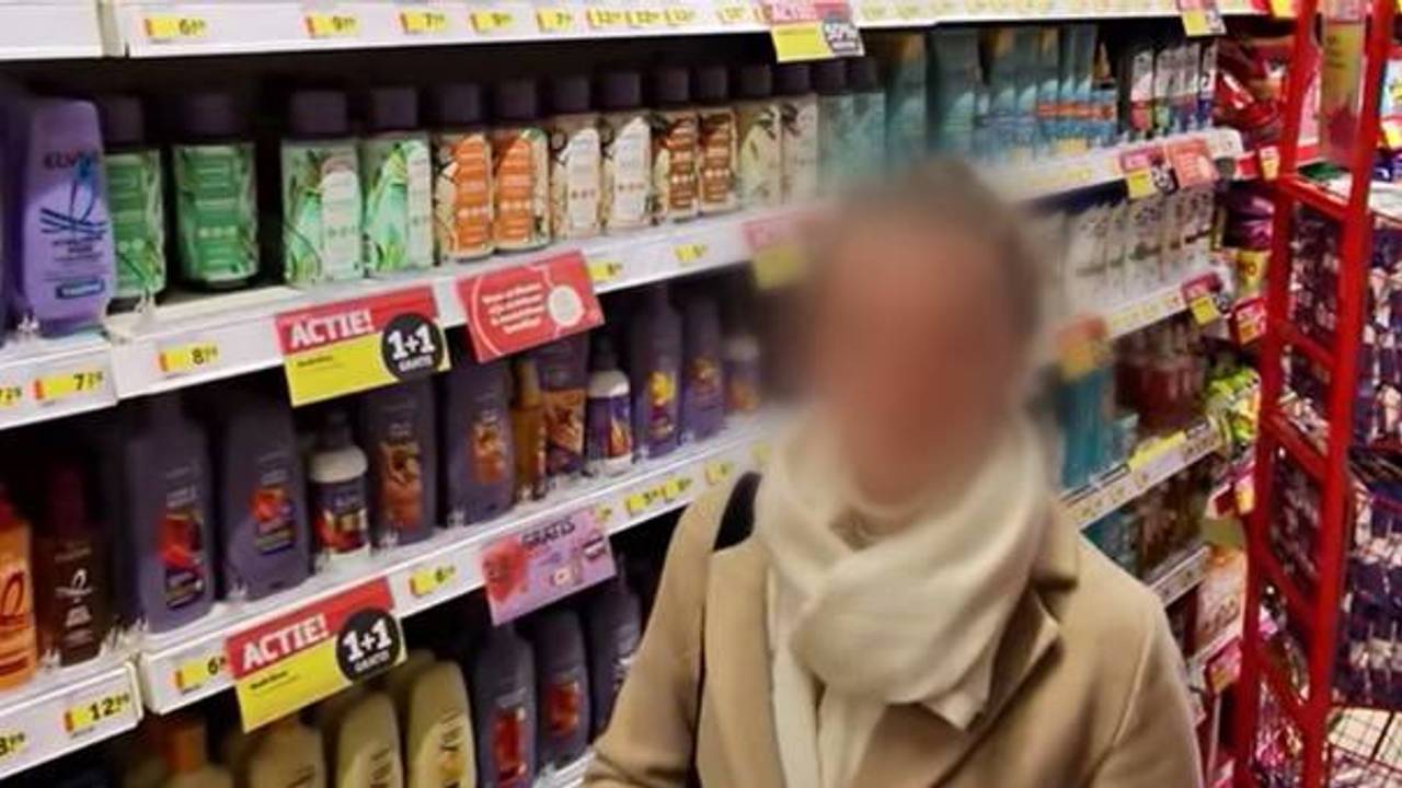 Een van de stiekem gefilmde vrouwen.