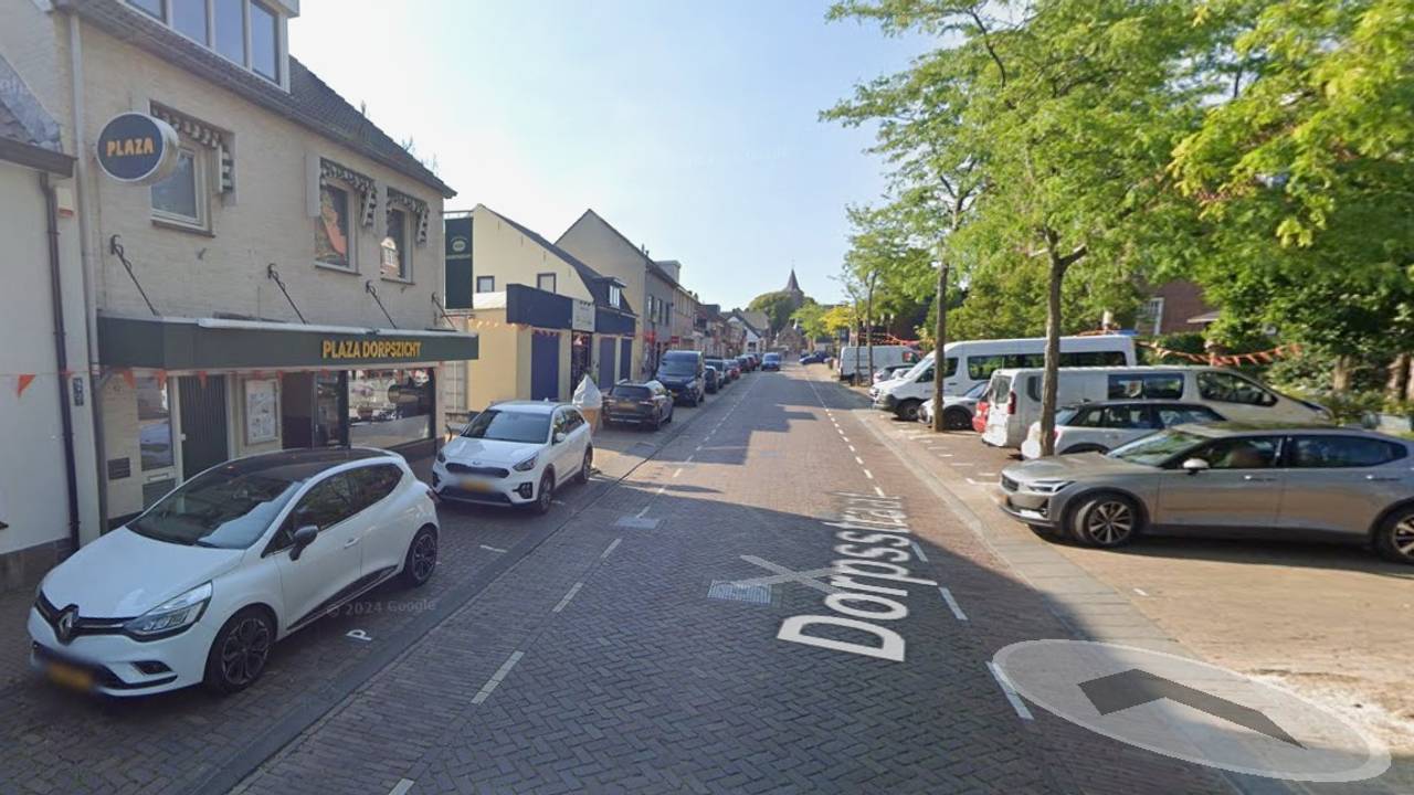 De ruzie ontstond om een parkeerplek in de Dorpsstaat in Halsteren (foto: Google Maps).