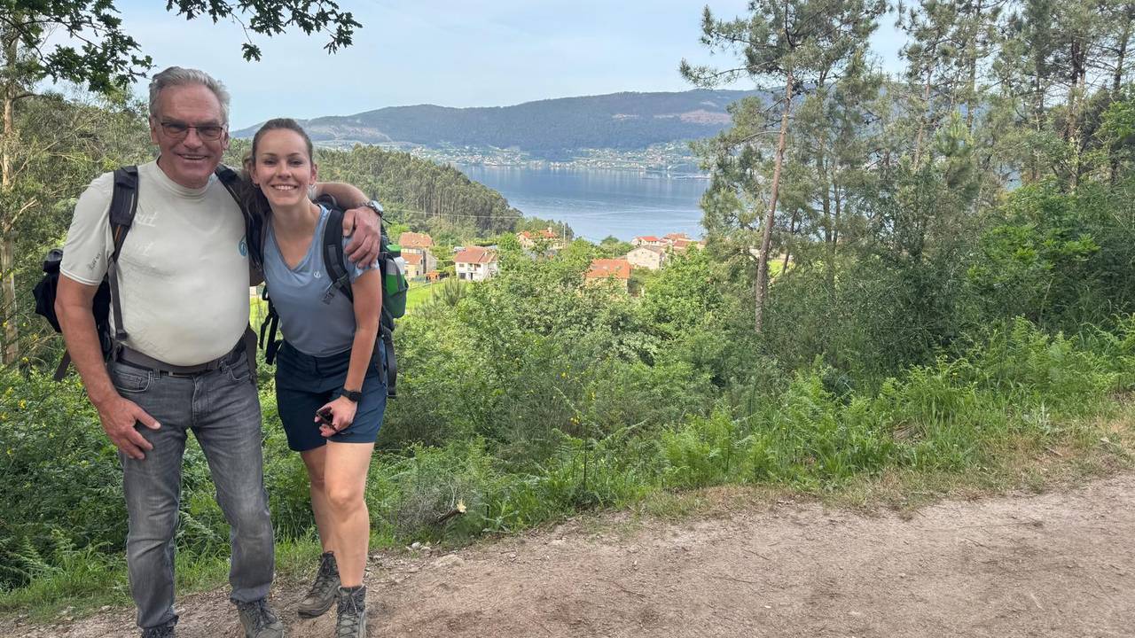 Mariëlla en vader Arie op de Camino (foto: Mariëlla van Vugt).