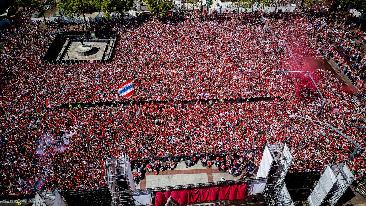 Een vol Stadhuisplein. (Foto: Marcel van Dorst/Eye4Images).