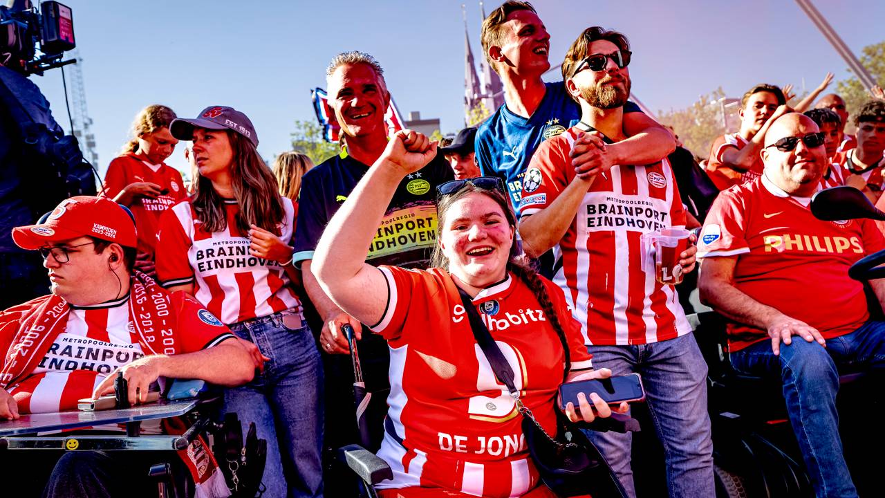 Fans in een rolstoel keken vooraan bij het podium én zagen dat het goed was (foto: Marcel van Dorst/Eye4Images).