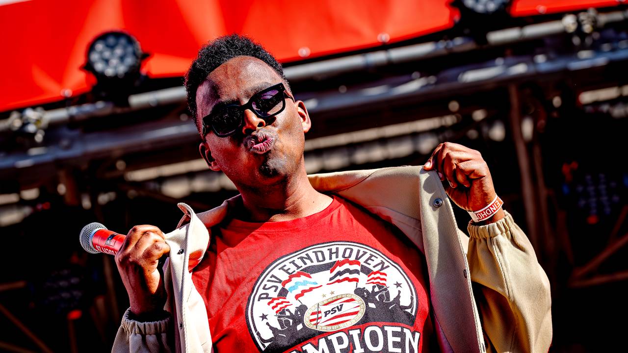 Kusje van de Feestmeester (foto: Marcel van Dorst/Eye4Images).