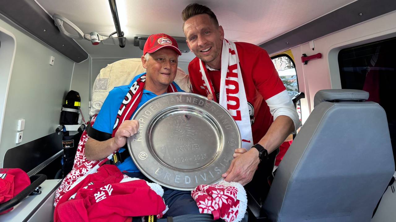 Harm en Luuk de Jong met de schaal (foto: Marcel van Dorst).