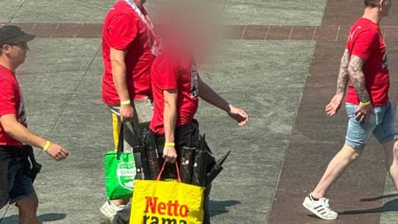 Met tassen vol vuurwerk liepen supporters ongehinderd het Stadhuisplein op (foto: Omroep Brabant).