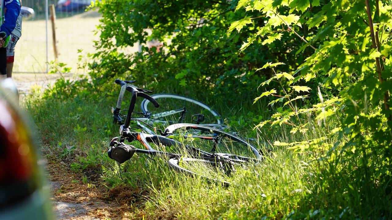 Automobilist rijdt weg na aanrijding, wielrenner gewond.
