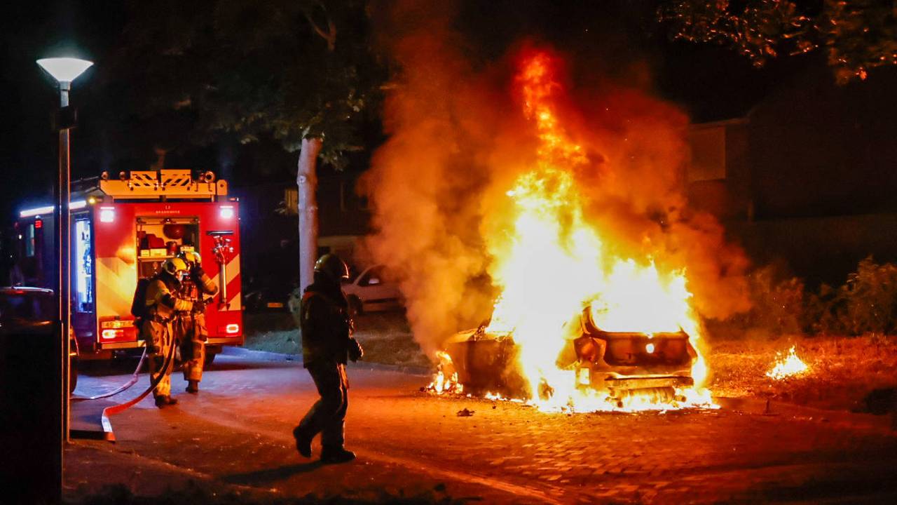 Auto brand volledig uit (foto: Addy Smits / Persbureau Heitink)