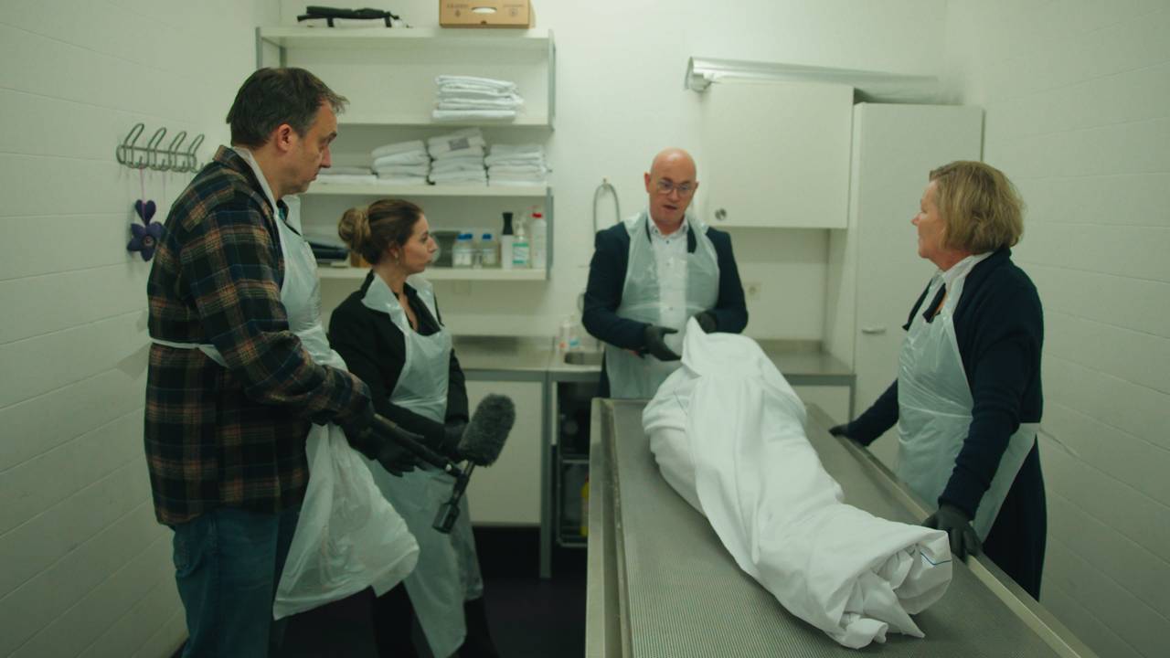 Merlijn tijdens een nachtdienst in het uitvaartcentrum.