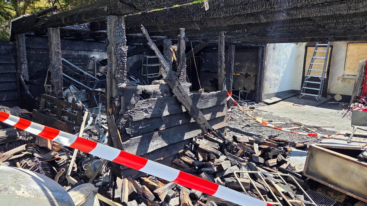 Het bijgebouw ging in vlammen op (foto: Noël van Hooft).