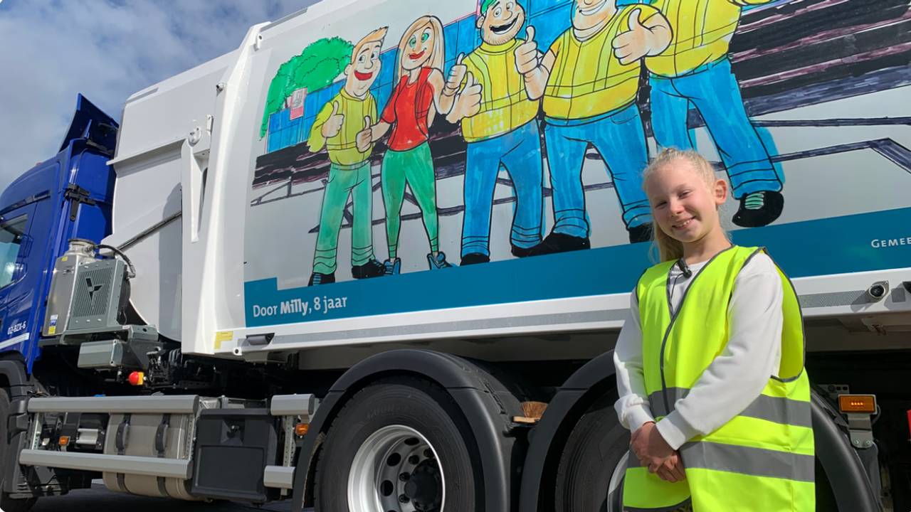 Milly zo trots als een pauw bij haar creatie (foto: Dtv Nieuws).