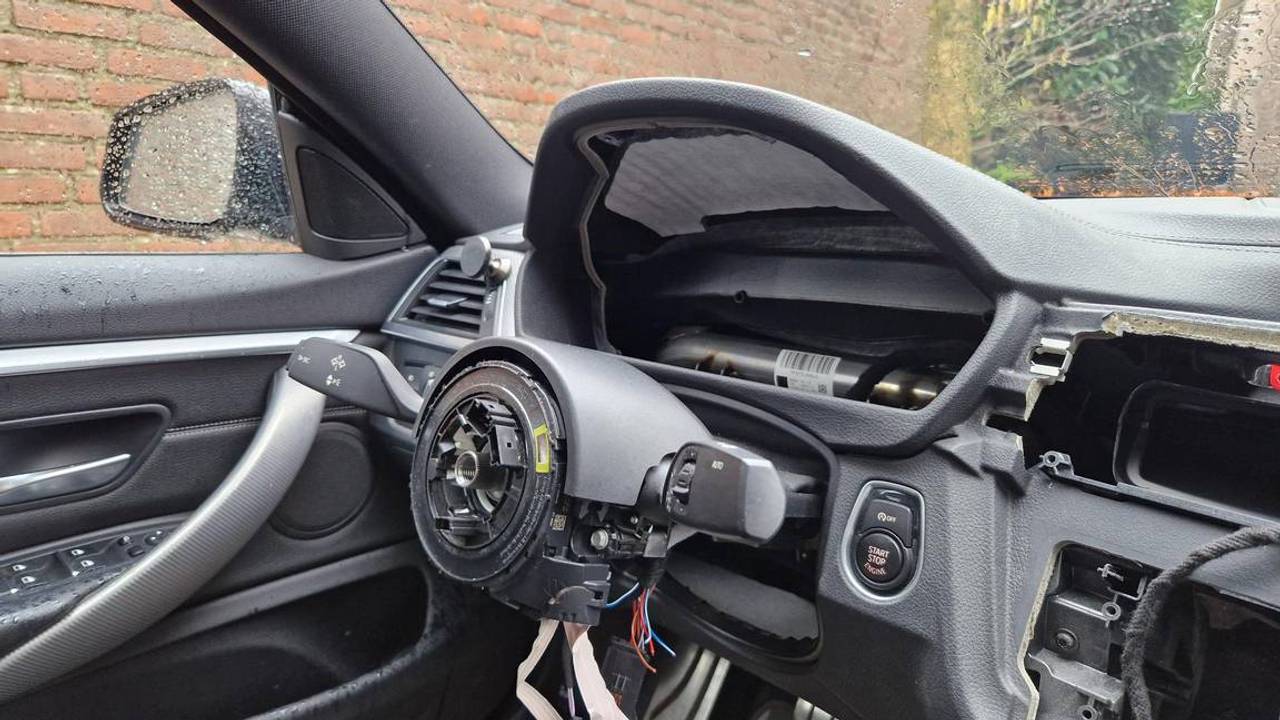 Auto's worden steeds vaker gestript ,zoals de BMW van Guido, afgelopen maart (foto: Noël van Hooft).