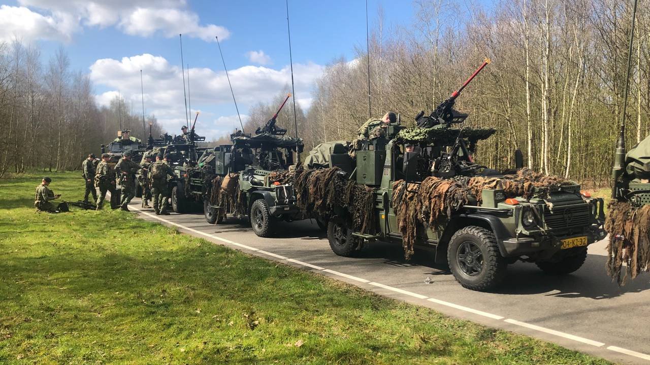 Gecamoufleerde gevechtsvoertuigen op legerplaats Oirschot, april 2025 (foto: Willem-Jan Joachems)