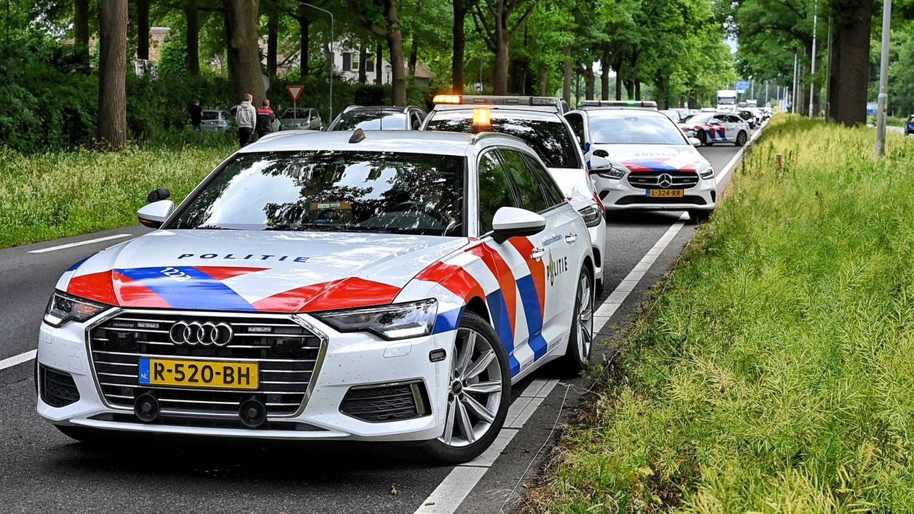 Bestuurder gewond na botsing tegen boom, voertuig compleet vernield • Peperdure Ferrari verwoest na ongeluk op A2, eigenaar ha