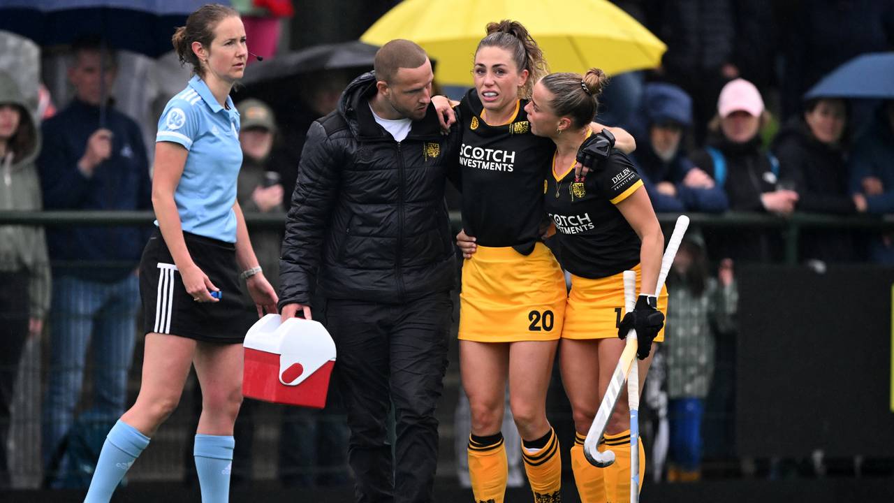 Een geblesseerde Nunnink verlaat het veld (foto: ANP/Gerrit van Keulen).