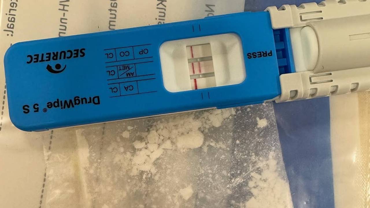 De bestuurder had een zakje met wit poeder bij zich (foto: Politie Veldhoven Waalre/Instagram).