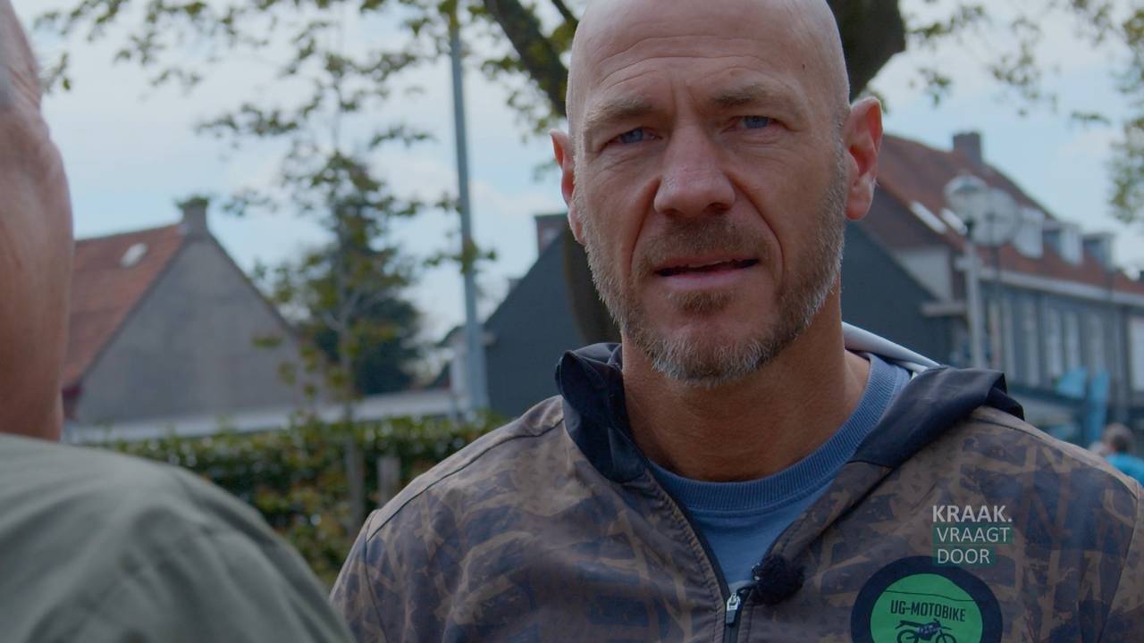 Ray Klaassens in de wijk 't Haagje in Helmond waar hij geboren en getogen is (beeld: Omroep Brabant).