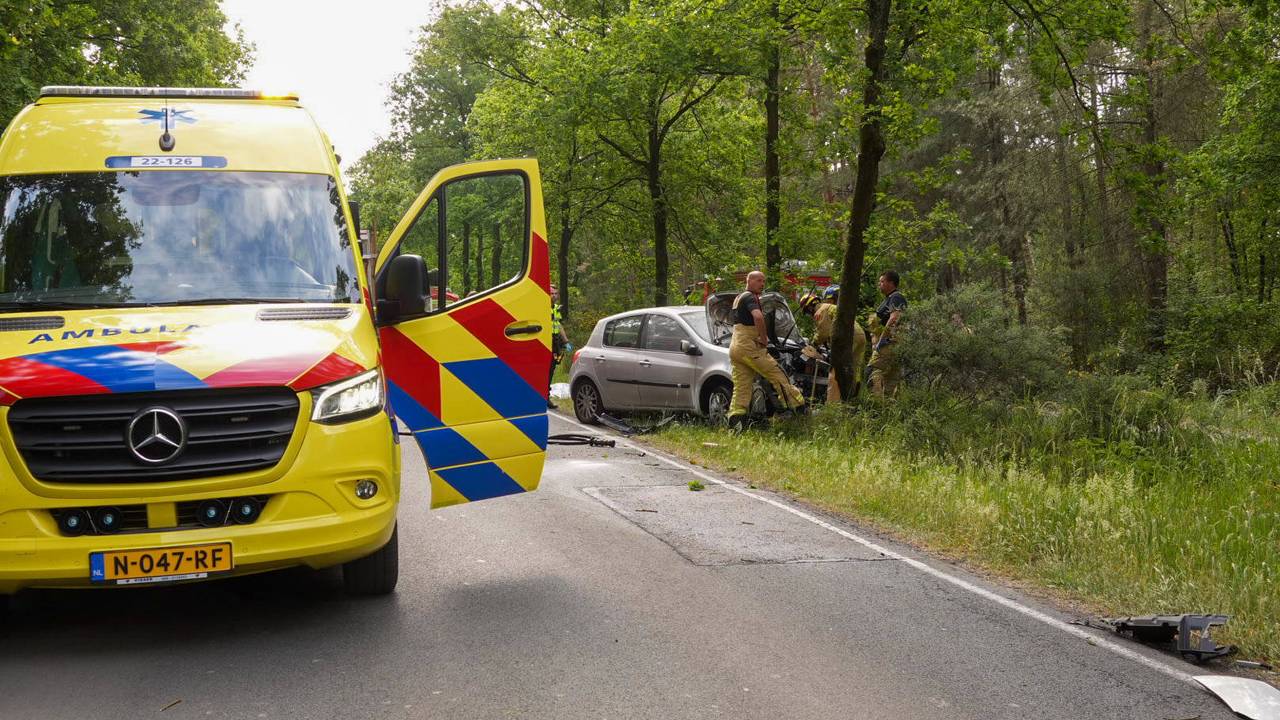 Tragisch ongeluk in Lierop: vrouw botst tegen boom en overlijdt.