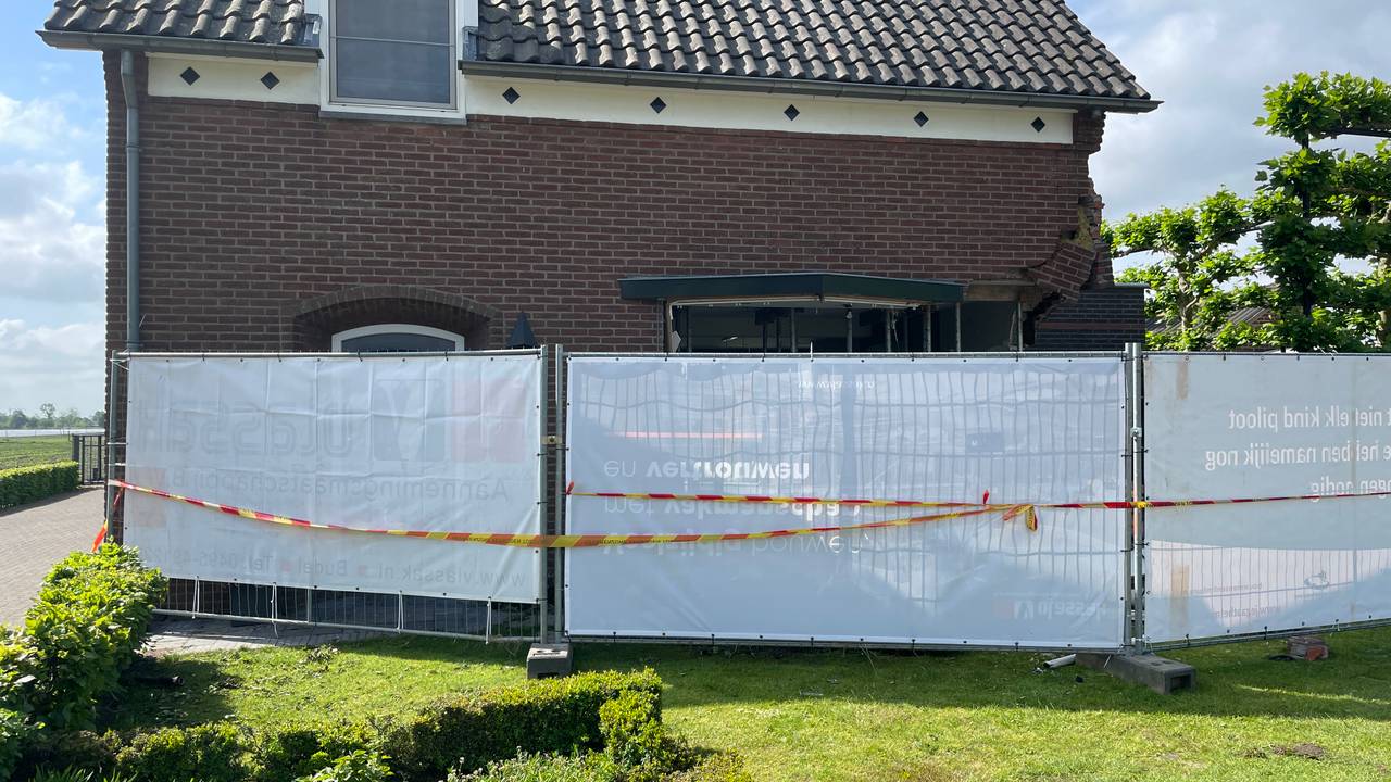 Huis is onbewoonbaar na harde klap (foto: René van Hoof).