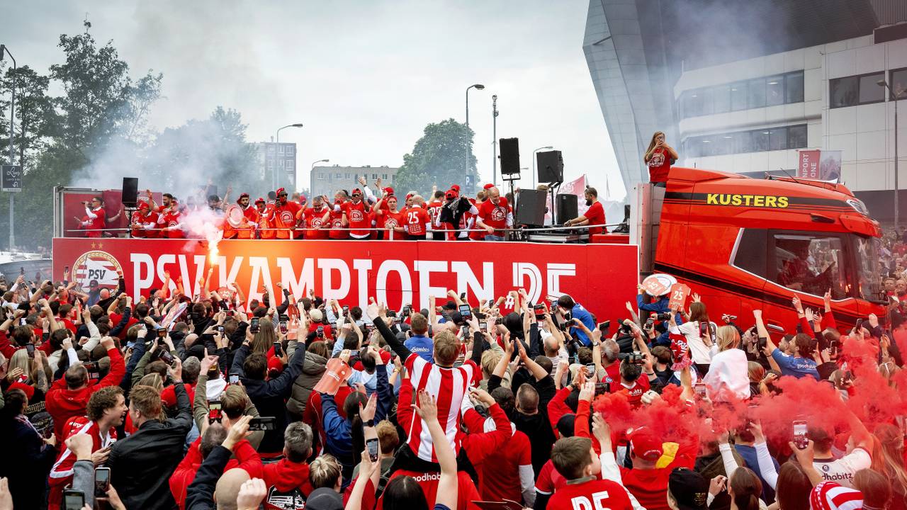De platte kar van PSV (foto: ANP).
